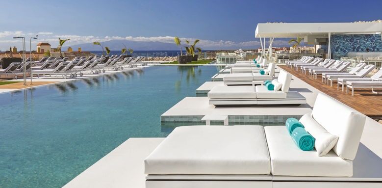 Corales Suites, poolside