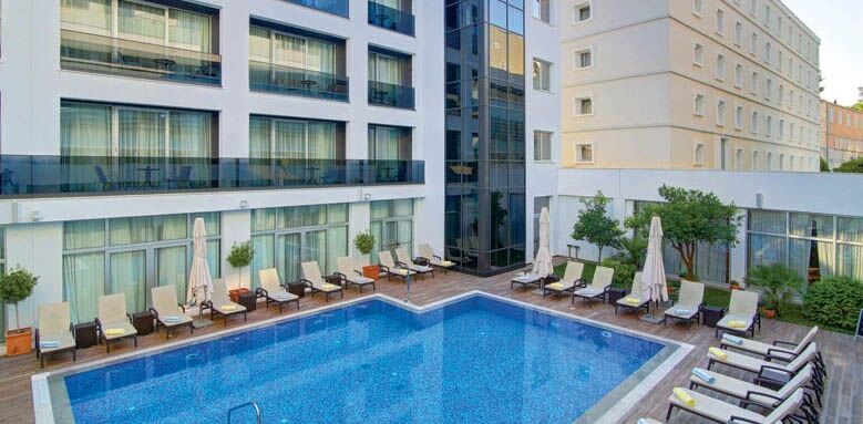 Lero, exterior and pool