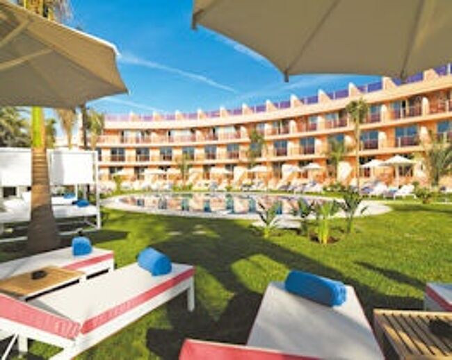 Sir Anthony, pool area