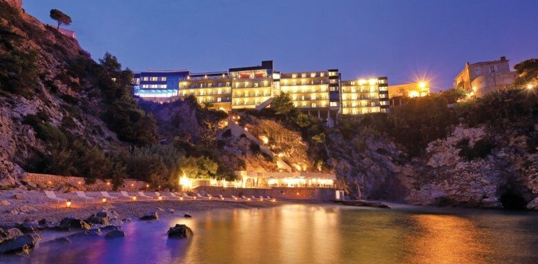 Hotel Bellevue, night view